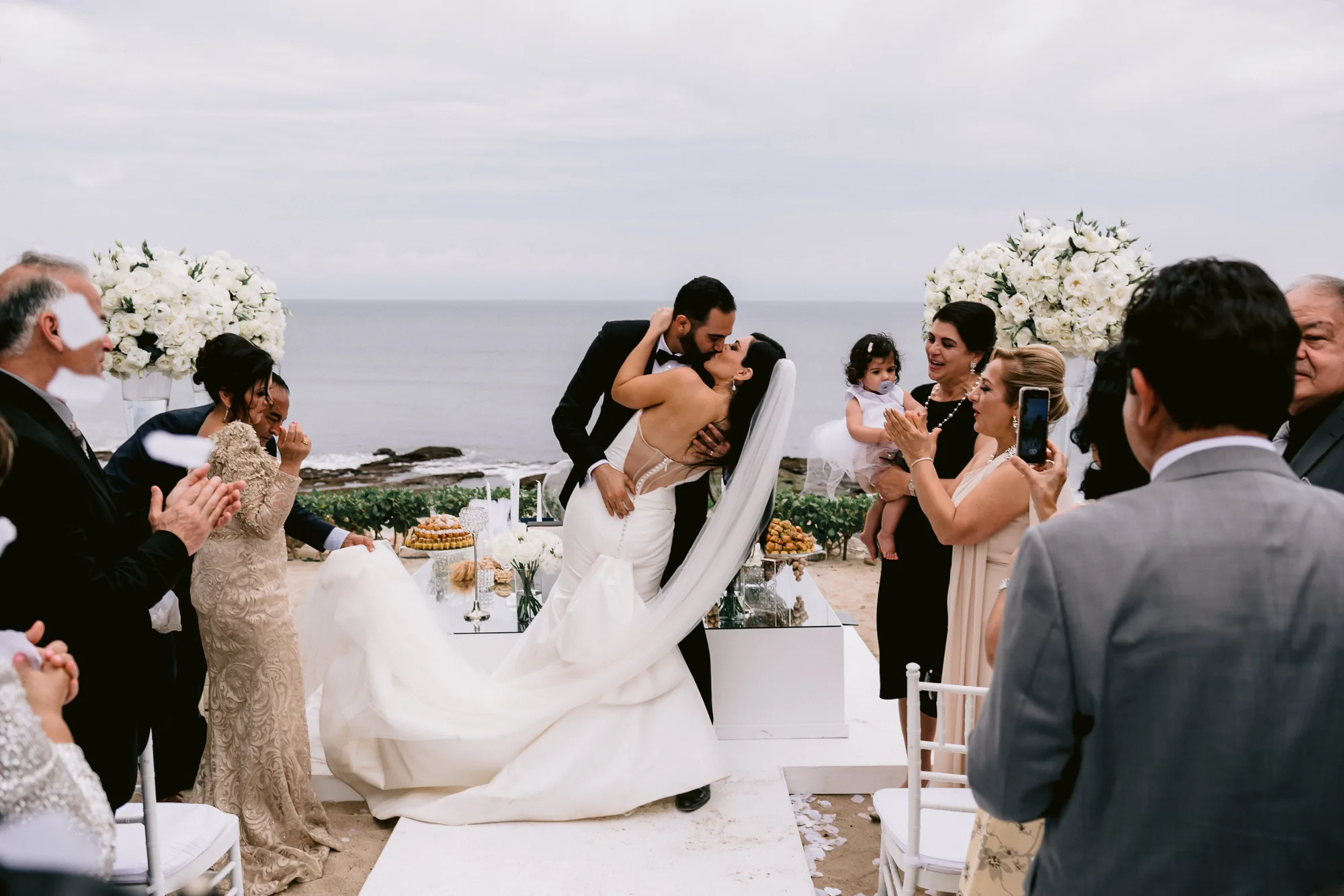 Boda destino en playa mexicana al atardecer con dosel y candelabros
