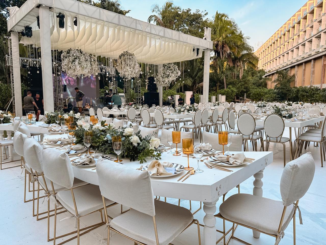 Ceremonia de boda en jardín con arco floral y entorno natural