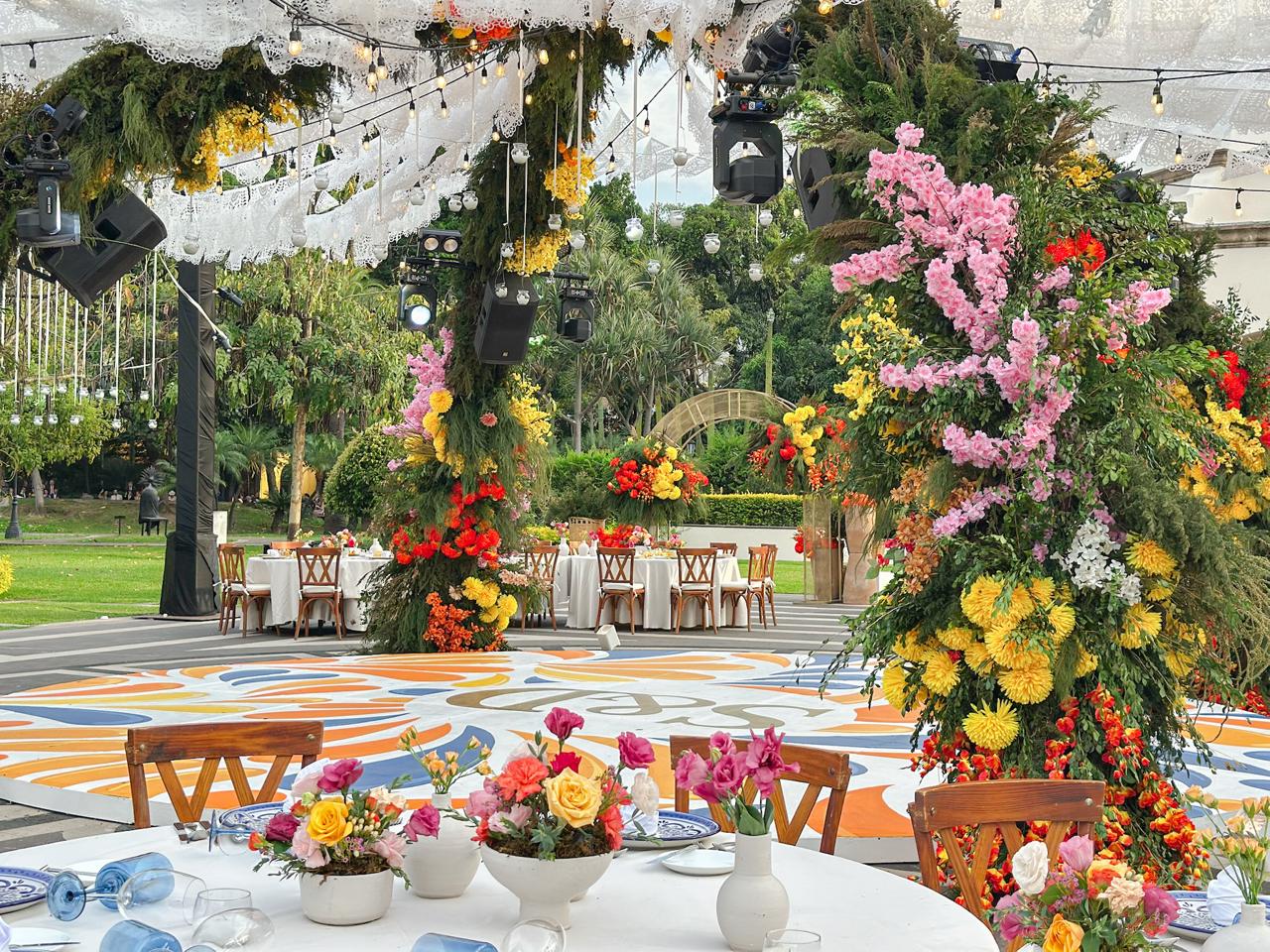 Recepción en jardín con decoración elegante y luz natural